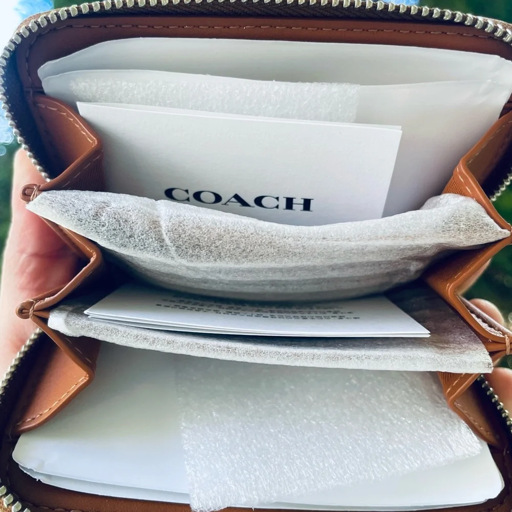NWT!π€π€ COACH ZIP AROUND CARD CASE IN CRYSTAL JACQUARD! - Picture 4 of 6